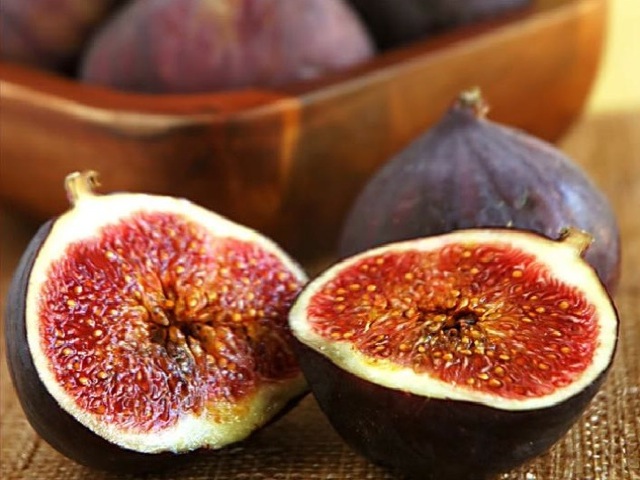 is this suitable for container growing and how soon would it fruit?