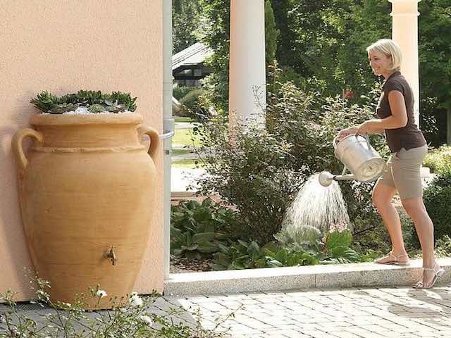 Can an average watering can fit under tap to fill?